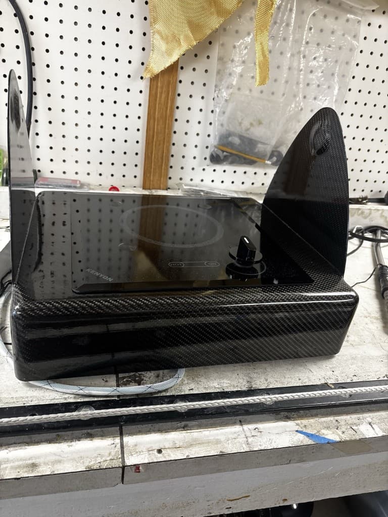 Electric cooktop in a carbon fiber housing on the bench